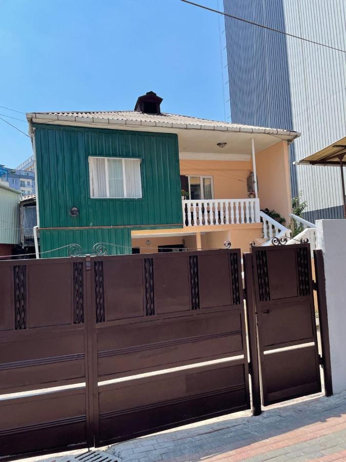 Family Home バトゥーミ エクステリア 写真