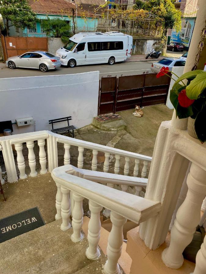 Family Home バトゥーミ エクステリア 写真